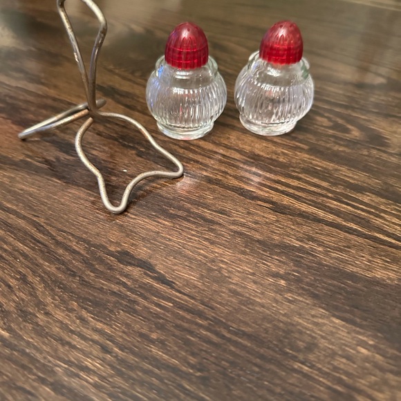Vtg Round Clear Ribbed Glass Salt & Pepper Shakers Red Screw Caps & Metal Caddy - Picture 4 of 6